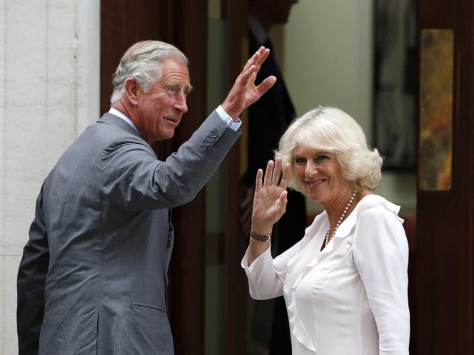 Príncipe Carlos recibe primera dosis de vacuna covid