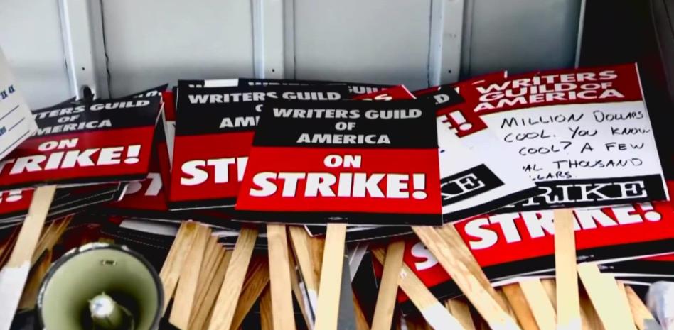 Los guionistas de Hollywood terminaron su huelga a medianoche tras el acuerdo con estudios