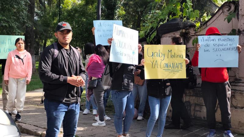 Michoacán en estado de alerta: Egresados de educación sin futuro, reclaman justicia y plazas para desarrollar su profesión.