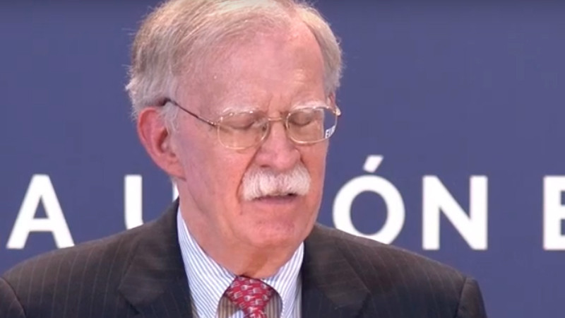 «La estela del escándalo: Ex alto ejecutivo de la Casa Blanca acusado de manipular documentos secretos con intenciones políticas»