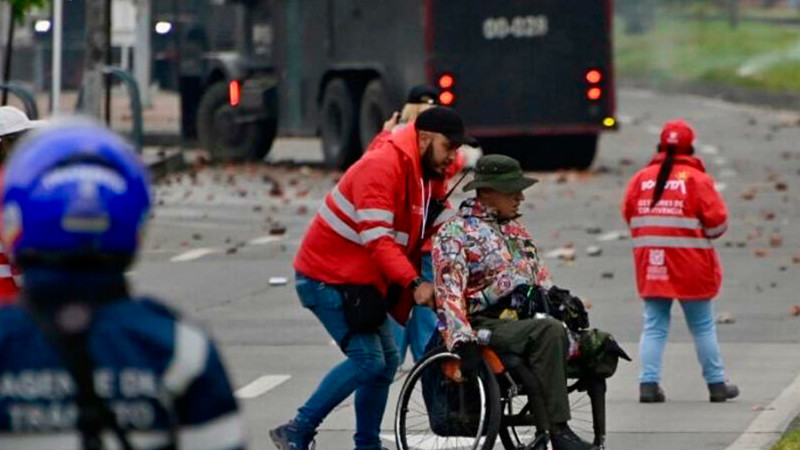«Turbulencia en la capital colombiana: Policías resultan heridos en confrontación con manifestantes indígenas ante la Embajada de Estados Unidos»