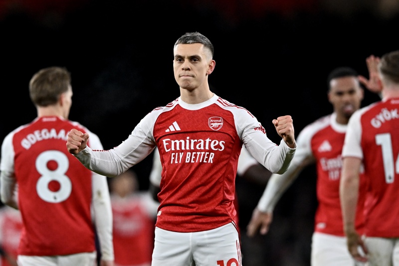 La dominación gunners: Arsenal vapulea al Aston Villa y mantiene su leadership en la Premier League con un contundente triunfo.