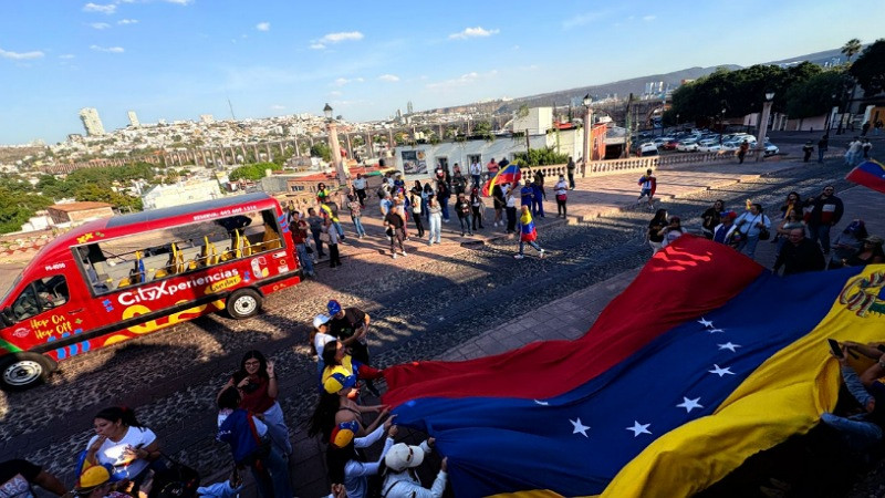 «La Victoria de la Justicia: Venezolanos en Querétaro Conmemoran un Día Histórico con la Detención de Maduro»